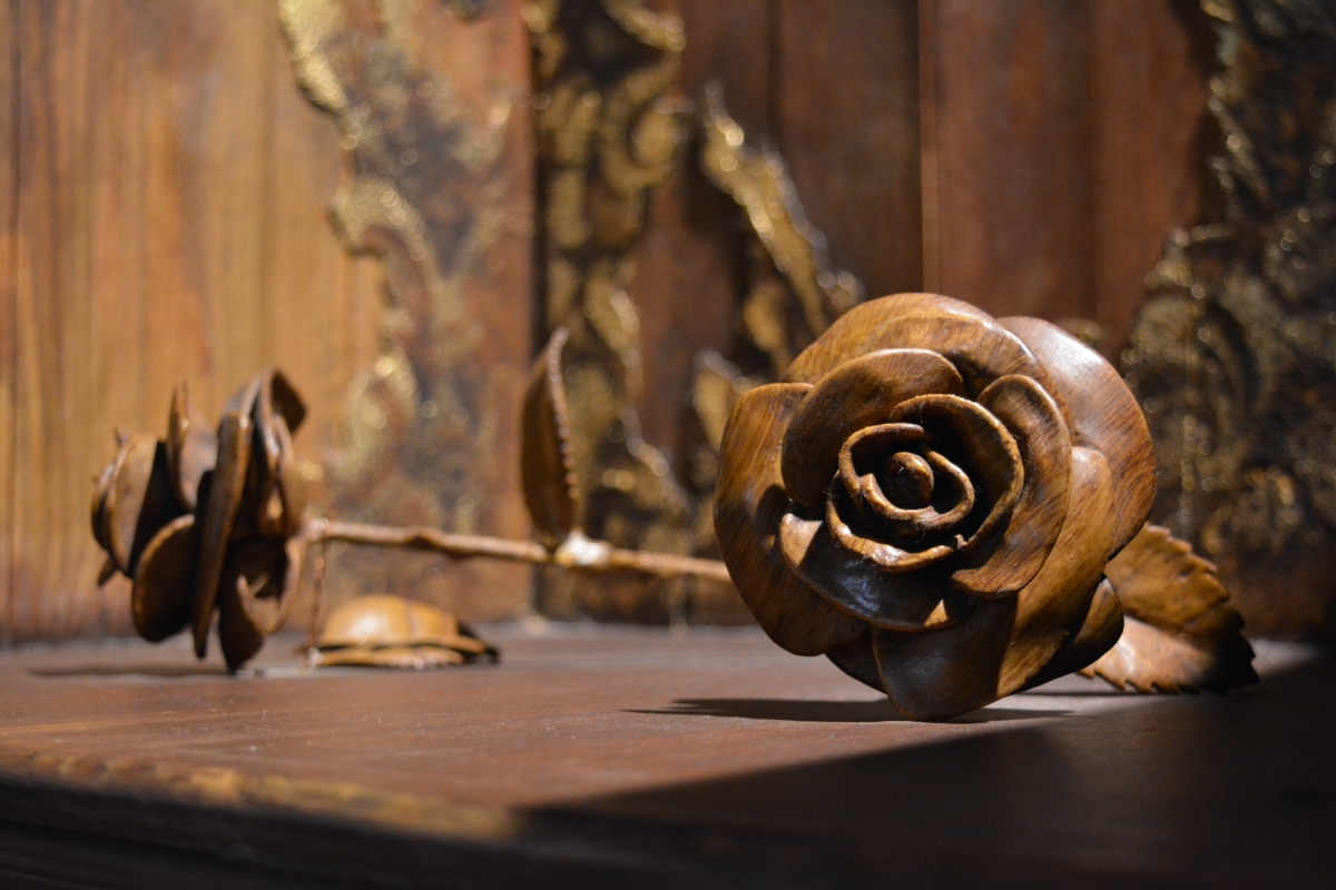Wodden Roses on the throne at the Richard III Visitor Centre
